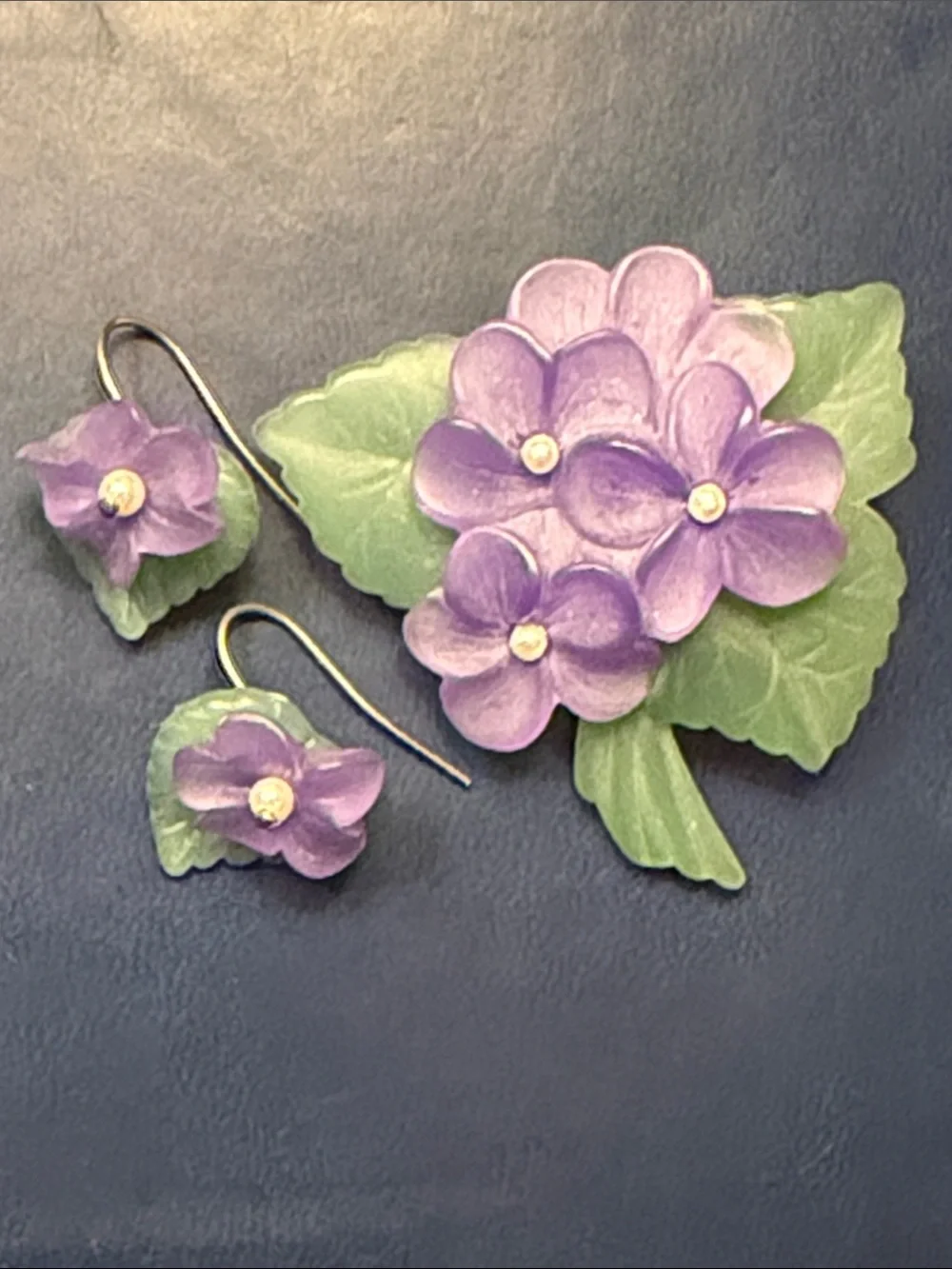 Vintage 1983 Avon Sweet Violet lucite and faux pearl brooch/earring set